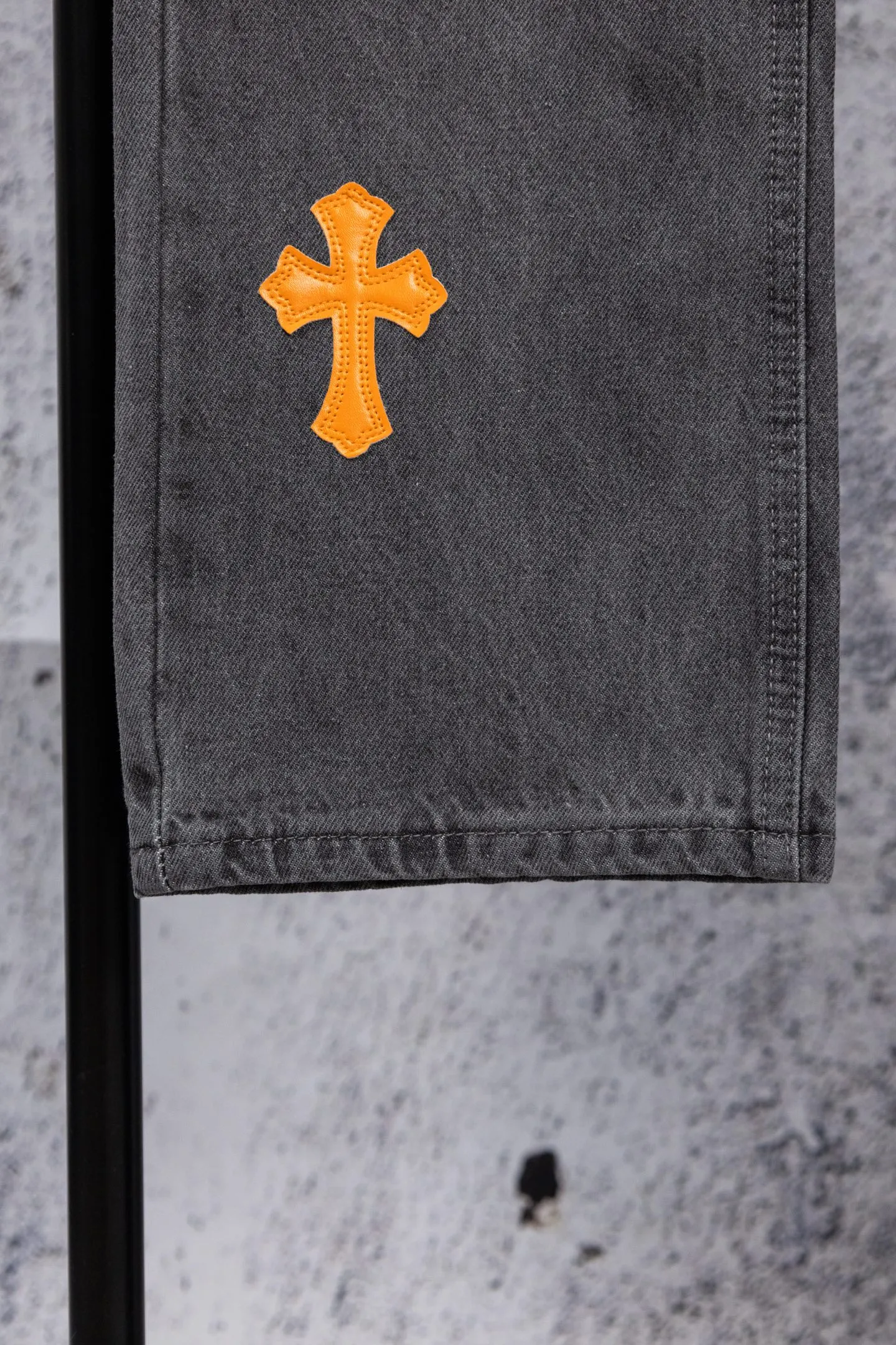 P240 Chromehearts limited edition orange and green classic cross patch leather gray jeans, priced at 34W level, patchwork cross pattern embellishment, washed jeans! ! An absolutely high-end luxury product, a 1.9W-level god-level single product, a super popular product, made by top heavy industry, a magic weapon that cannot be missed! [About Zangyin] This is an extremely luxurious fashion brand that can also be called the aristocracy of the high street. It has always been an exclusive brand for some hipsters or rich second generations. Compared with ordinary high streets, it is more luxurious and noble. Compared with luxury brands, it is more fashionable and individual. It has always been a brand that I have a special liking for. [Top heavy industry fashion design] Consistently high-street luxury style. Speaking of this style, the Zangyin family and GU family are definitely the leading representative brands. Especially the Zangyin family has really achieved a state-of-the-art effect in creating high-street style. The unique washed material is used to create this style. The color system is already quite eye-catching. After it is decorated with patchwork cross flowers, it cleverly highlights the charm of the brand. Secondly, this style uses classic The high-waist cutting design highlights the long legs and fashionable temperament of the upper body. The brand is highly recognizable and the slim fit configuration is more suitable for daily wear. It is a product that interprets personality, fashion, and specifications at a glance. This single product is enough to make any fan excited. It can be a white T-shirt for a youthful college style, or a tight suspender for a royal style. It has strong matching ability and can be easily controlled by men.  [Materials and craftsmanship] Needless to say, this point goes without saying. As an excellent craftsman brand, Zangyin’s requirements for details and craftsmanship are really perfect. The washed color of this model has gone through so many processes, not to mention the embellishment of denim appliques. It is also purely hand-made and sewn. Just like what they believe in, only hand-made things have soul and have the meaning of wear. A top-notch heavy-duty fashionable denim item, I look forward to your perfect interpretation! !  Color: Gray Size: 28-34